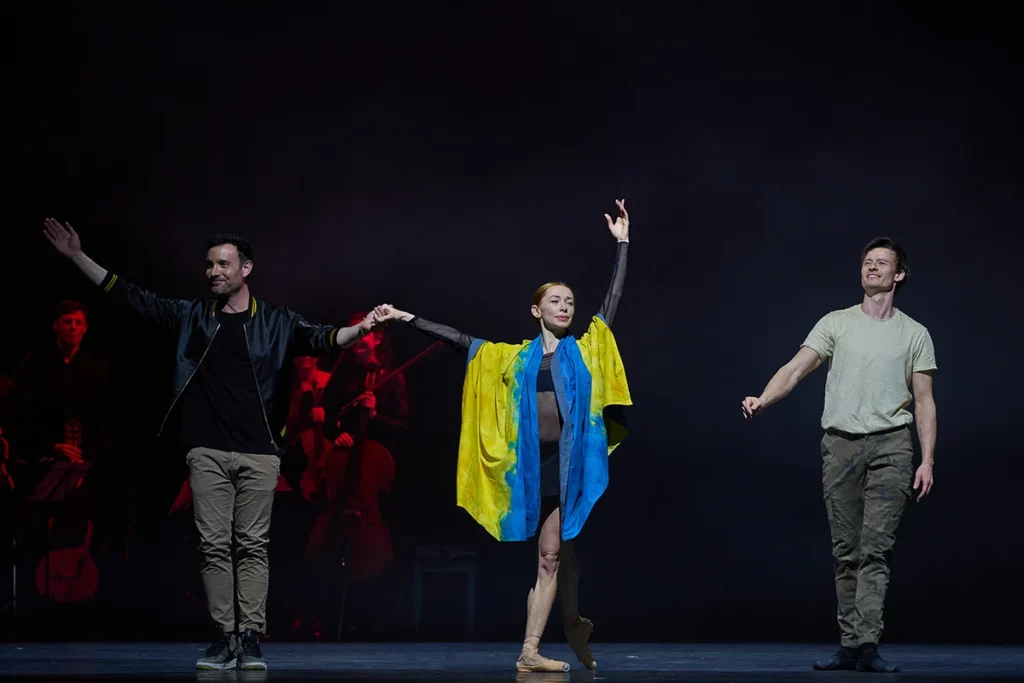 OPEN Verein e.V. - Stanort Berlin - Ballett, Applaus. Ukraine Flagge